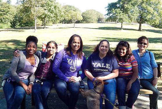 Linette con compañeros de laboratorio en Yale