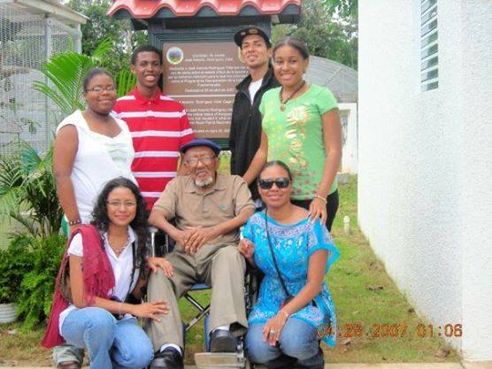 Don Tony Rodríguez con su familia