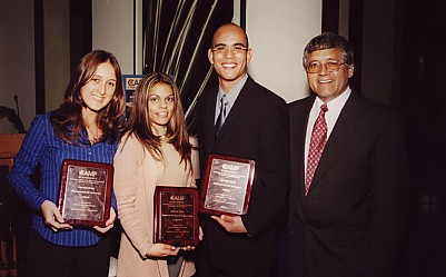 Dr. Arratia con estudiantes premiados