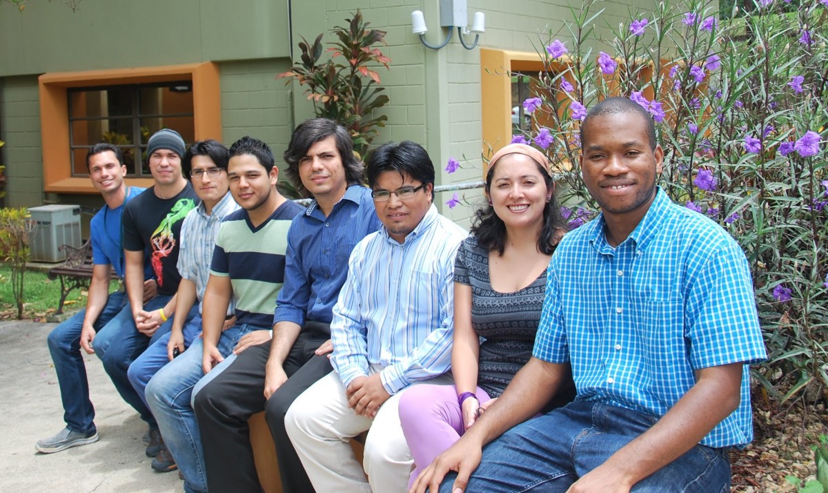 El Dr. Córdova con sus estudiantes de investigación