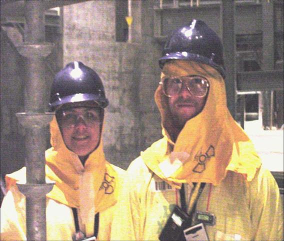 Haciendo una inspección en la planta Vogtle, GA, para medir los niveles de radiación 