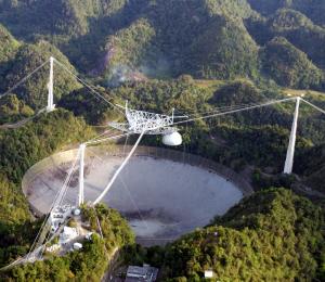 радиотелескоп обсерватории аресибо (пуэрто-рико). радиотелескоп обсерватории аресибо (пуэрто-рико). обсерватории аресибо. телескоп аресибо в пуэрто рико. радиотелескоп в аресибо (диаметр 300м).