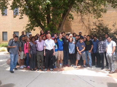El Dr. Castillo, junto al grupo del instituto de verano de Texas Tech University del 2014 y el visitante Dr. Gad-el-hak de Virginia Commonwealth University