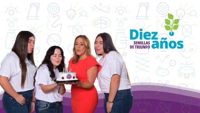 Participantes y madrina del programa soplando un bizcocho en celebración del 10mo aniversario del programa Semillas de Triunfo