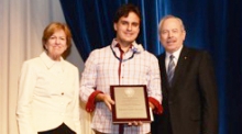 Daniel Colón-Ramos, receiving AAAS prize