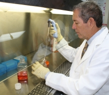 Dr. Jaime Matta en su laboratorio