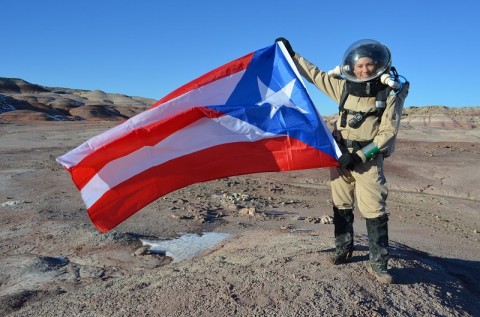 Yajaira con la bandera de Puerto Rico en HI-SEAS